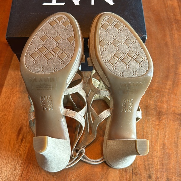 Women’s naturalizer, danya heeled sandal, taupe/gold size 6.5 medium - Picture 6 of 6